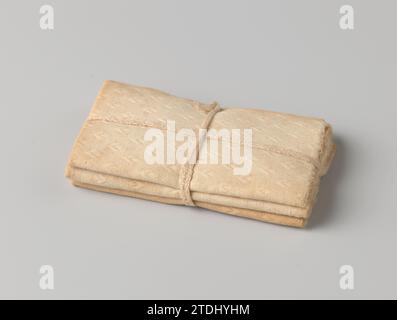 Stapel von drei Decken, zusammengebunden mit Band, anonym, ca. 1750 - ca. 1800 Ein Stapel von drei gefalteten und mit Leinenband gebundenen Decken (?) Aus doppeltem Baumwollgewebe mit gewebtem Rautenmuster. Der Rücken ist grob. Niederlande Leinen (Material). Baumwolle (Textil) Ein Stapel von drei gefalteten und mit Leinenband gebundenen Decken (?) Aus doppeltem Baumwollgewebe mit gewebtem Rautenmuster. Der Rücken ist grob. Niederlande Leinen (Material). Baumwolle (Textil) Stockfoto