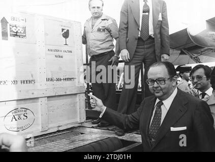 Madrid, 09.10.1981. Pablo Picassos „Guernica“ kommt nach Spanien. Der Kultusminister Don Íñigo Cavero kam nach seiner Ankunft in Barajas aus New York zusammen mit der Lieferung, die das große Werk von Pablo Picasso enthielt. Quelle: Album / Archivo ABC / José García Stockfoto