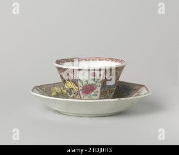 Achteckige Tasse und Untertasse mit Blumensprays und Lotusrollen, anonym, ca. 1725 - ca. 1749 achteckige Tasse und Porzellanschale mit ausgestellter Wand, auf der Glasur in blau, rot, rosa, grün, gelb und schwarz gemalt. Auf der Ebene der Schüssel blühende Pflanzen (Pfingstrose, Aster) und ein Schmetterling; acht Abteile an der Wand mit wechselnden Blumenzweigen (Pfingstrose, prunus, Splendidanjer) und Lotus vrank vor einem Hintergrund des Dienstes. Der Kopf mit der gleichen Dekoration. Altes Etikett auf dem Boden der Schale mit der Aufschrift „Seite: 48“. Famle Rose. Porzellan. Glasur. Malerei/Vitrifikation achteckiger Becher und Distal Stockfoto