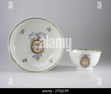 Tasse und Untertasse mit den Armen der Familie Kikkert, anonym, ca. 1777 - ca. 1778 Porzellankopf und Untertasse, auf die Glasur gemalt in blau, rot, rosa, grün, lila, schwarz und Gold. Auf der Wohnung das Wappen der Familie Kikkert. Die Waffe hat einen roten Twill mit über einem Frosch und zwei Sternen und unter einem Stern. Das Helmschild ist ein Stern und die Abdeckung besteht aus Laubstöcken. Um die Waffe streuen Blumen, blaue Bänder und zwei grüne Palmenzweige. Vier Blumenzweige an der Wand. Die Innenkante mit einem dekorativen Band. Der Kopf mit der gleichen Dekoration. Waffenporzellan mit E-Mail-Farben. Chi Stockfoto