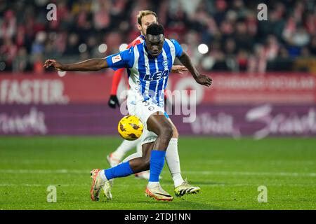 Girona, Spanien. Dezember 2023. Samu Omorodion (Deportivo Alaves) duelliert um den Ball gegen Blind (Girona FC) während des Fußballspiels La Liga zwischen Girona FC und Deportivo Alaves im Montilivi-Stadion am Montag, den 18. Dezember 2023 in Girona, Spanien. Foto: Siu Wu Credit: dpa/Alamy Live News Stockfoto