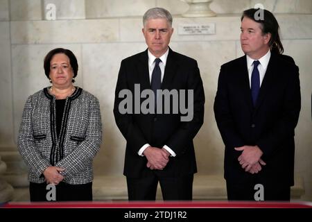 Von links nach rechts: die Associate Justices des Supreme Court Elena Kagan, Neil Gorsuch und Brett Kavanauggh hören während einer privaten Zeremonie für den ehemaligen Associate Justice des Supreme Court Sandra Day O’Connor zu, bevor sie sich am Montag, den 18. Dezember 2023, in der Großen Halle des Supreme Court in Washington, DC, ausruhen. Justice O’Connor, eine gebürtige Arizonas, war die erste Frau, die am höchsten Hof der nations diente, diente von 1981 bis 2006 und starb am 1. Dezember 2023 im Alter von 93 Jahren. Kredit: Jacquelyn Martin/Pool über CNP Stockfoto