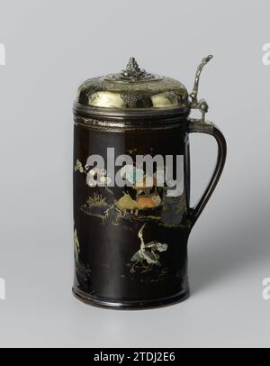 Tankard, Meissener Porzellanmanufaktur, 1732 - 1733 Cylindrischer Bierkrug von Red Böttger-SteenGoed, mit vergoldetem silbernem Deckel. Die zylindrische Pupel ist vollständig mit einer dunkelbraunen bis schwarzen Emaille bedeckt, mit Ausnahme der Unterseite und der Innenseite. Die Maul- und Klauenseuche ist profiliert. Das mehrfarbige Gemälde, in kalter Farbe und Gold ausgeführt, besteht aus einer Chinesin mit drei Kindern, die in einer Landschaft stehen. Eines der Kinder trägt ein viertes auf dem Rücken. Links vom Ohr Häuser auf Stelzen zwischen Felsen und Sträuchern, darunter zwei Kraniche; rechts vom Ohr blüht Stockfoto