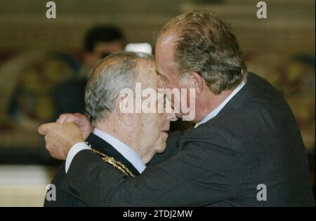 Madrid, 24.06.2004. Feier des Namenstages von König Juan Carlos im Königspalast, wo die Verhängung des Halsbandes des zivilen Verdienstordens an die Sprecher der Verfassung und die ersten Präsidenten der demokratischen Cortes stattfand. Foto: Ignacio Gil. ARCHDC. Quelle: Album / Archivo ABC / Ignacio Gil Stockfoto