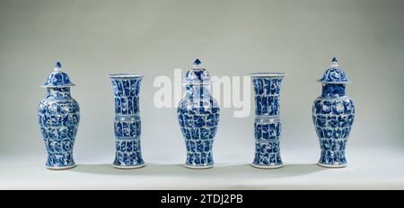 Balusterüberzogene Vase mit Landschaften in Tafeln, anonym, um 1700 Balusförmige Deckelvase aus Porzellan, in Unterlazblau bemalt. Der Bauch ist in fünf Reihen von Lotusblattförmigen Kartuschen mit Landschaften unterteilt. Eine durchgehende Landschaft am Hals. Der glockenförmige Deckel ist in sechs Fächer mit Landschaften unterteilt. Über dem Fuß, an der Schulter, dem Rand und dem Lidrand ein Zickzackband. Ein paar Späne in der Kante des Deckels. Die Deckelvase ist Teil eines Schranksets. Blau Weiß. Porzellan. Glasur. Kobalt-(Mineral-)Bemalung / Verglasung Balusförmige Deckelvase aus Stockfoto