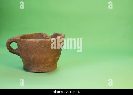 Keramikschale aus der Inka-Ära, die zum Trinken von Chicha in religiösen Zeremonien verwendet wurde Stockfoto