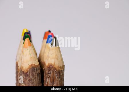 Originalfarbige Bleistifte, hergestellt aus Ästen derselben Größe auf weißem Hintergrund mit Platz für Text Stockfoto