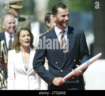 Madrid, 27. Juni 2004. Prinz Felipe zündet in Begleitung von Frau Letizia Ortiz die olympische Flamme am Tor von Alcalá an. Im Bild: Foto: Ignacio Gil. Quelle: Album / Archivo ABC / Ignacio Gil Stockfoto