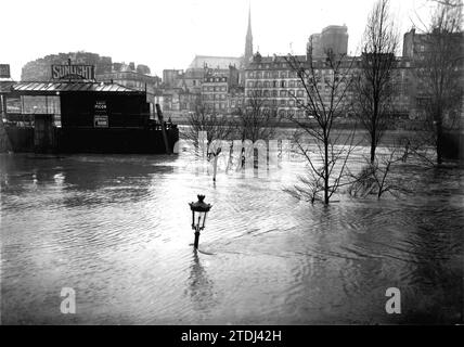 12/31/1909. Die Überschwemmungen in Paris. Das Dock der Muttergottes, komplett vom Wasser bedeckt. Foto: Harlingue. Quelle: Album / Archivo ABC / Harlingue Stockfoto