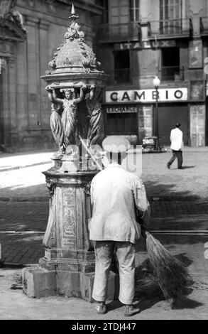 12/31/1949. Ein Straßenkehrer vor einem gaudianischen Brunnen auf der Rambla in Barcelona. Foto: Pere Catala i Roca. Quelle: Album / Archivo ABC / CATALA ROCA Stockfoto