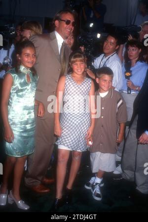 Los Angeles, Kalifornien, USA 1. August 1996 Schauspieler Kevin Costner und Kinder Annie Costner, Lily Costner und Joe Costner besuchen Warner Bros Tin Cup Premiere im Mann Village Theatre am 1. August 1996 in Los Angeles, Kalifornien, USA. Foto: Barry King/Alamy Stock Photo Stockfoto