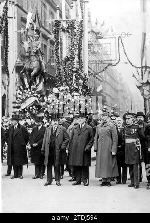 04/30/1926. Paris. Die Feierlichkeiten von Jeanne d'Arc. Im Vordergrund, von links nach rechts: Painleve, Durand, General Gouraud und Admiral Febel vor der Statue auf der Plaza de las Pyramids, Zeuge der Truppenparade. (Rollenfoto) -. Quelle: Album/Archivo ABC Stockfoto