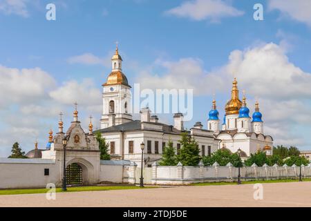 Tobolsk. Oblast Tyumen. Russland, 06. Juli 2010 - Blick auf St. Sophia-Himmelfahrt-Kathedrale und das nördliche Heilige Tor des Tobolsker Kremls. Der Tobol Stockfoto