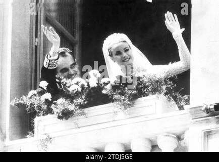 Monaco, 18.04.1956. Hochzeit zwischen Rainier III. Von Monaco und Grace Kelly in der Kathedrale von Monaco. Die Prinzen winken nach der Hochzeit von einem der Balkone des Palastes. Quelle: Album/Archivo ABC Stockfoto