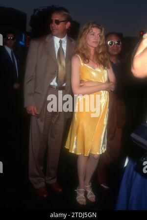 Los Angeles, Kalifornien, USA 1. August 1996 Schauspieler Kevin Costner und Schauspielerin Rene Russo besuchen Warner Bros Tin Cup Premiere im Mann Village Theatre am 1. August 1996 in Los Angeles, Kalifornien, USA. Foto: Barry King/Alamy Stock Photo Stockfoto