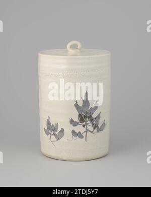 Wassertopf für die Teezeremonie, anonym, ca. 1920 zylindrischer Porzellandeckel (Wassertopf oder Mizusashi) mit einem flachen Deckel, auf dem sich eine Locke als Griff befindet. An der Wand ist eine Dekoration von zwei jungen Tannensprossen in unterschwellig glasiertem Blau mit Signatur von Takeuchi Seiho. Unten auf der gravierten, ungelesenen Unterschrift des Töpfers. Mit beiliegender Originalverpackung (siehe AK-RAK-2017-1). Japanisches Porzellan. Glasur. Cobalt (Mineral) Malerei / Vitrifikation zylindrischer Deckelbehälter aus Porzellan (Wassertopf oder Mizusashi) mit einem flachen Deckel, auf dem sich ein Griff kräuselt. An der Wand eine Dekoration von zwei jungen Tannensprossen Stockfoto