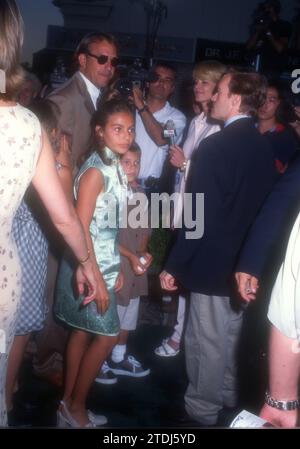 Los Angeles, Kalifornien, USA 1. August 1996 Schauspieler Kevin Costner und Kinder Annie Costner, Lily Costner und Joe Costner besuchen Warner Bros Tin Cup Premiere im Mann Village Theatre am 1. August 1996 in Los Angeles, Kalifornien, USA. Foto: Barry King/Alamy Stock Photo Stockfoto