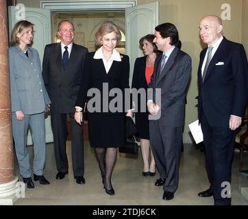 04/09/2002. Madrid 10-4-02.-Ss.Mm. Die Könige, begleitet von der Infantin Mrs. Cristina, bei der Präsentation des Buches der Konferenzen der Königlichen Akademie der Geschichte über die 25 Jahre von HM dem König; im Bild der Präsident der Regierung D. Jose Mª Aznar und seine Frau Dña Ana Botella und der Präsident der königlichen Akademie der Geschichte D. Gonzalo Anes.-Foto Ernesto Agudo.Archdc. Quelle: Album/Archivo ABC/Ernesto Agudo Stockfoto