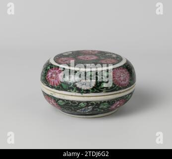 Box mit Blumenrollen auf schwarzem Grund, anonym, ca. 1800 - ca. 1899 Porzellan rund, bemalt in unterschwelliger Glasur blau und auf der Glasur blau, rot, rosa, grün und schwarz mit Blumengefäßen (Chrysantheme) auf schwarzem Boden. Famle Noire mit Famle Rose. Porzellan. Glasur. Bemalung/Glasur aus Porzellan rund, in unterschwelliger Glasur blau und auf der Glasur blau, rot, rosa, grün und schwarz mit Blumengefäßen (Chrysantheme) auf schwarzem Boden gemalt. Famle Noire mit Famle Rose. Porzellan. Glasur. Malerei/Vitrifikation Stockfoto