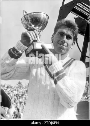 26.05.1961. Der Tennisspieler Manuel Santana, Gewinner des Einzelfinales der Internationalen Tennismeisterschaft, fand im Roland Garros Stadion gegen die Italienerin Nicola Pietrangeli statt. Quelle: Album / Archivo ABC / Torremocha Stockfoto