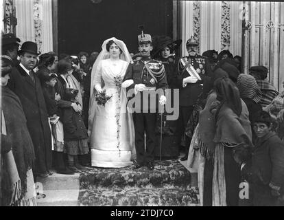 03/31/1910. Eine aristokratische Hochzeit in Madrid. Die Braut und der Bräutigam, Miss Aurelia Santa Marina und Captain D. Enrique Carrión, nach dem Verlassen der Kirche San Jerónimo, wo ihre Hochzeitszeremonie bestätigt wurde, gesponsert von der Schwester der Braut und General Aranda im Namen seiner Majestät des Königs. Quelle: Album / Archivo ABC / Francisco Goñi Stockfoto