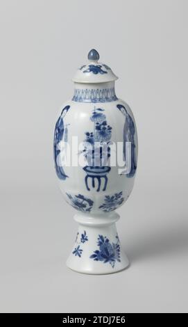 Eiförmige Vase mit Frauen, Blumensprays und Vasen, anonym, ca. 1700 eiförmige Deckgläser aus Porzellan auf hoher Basis mit ringförmiger Verdickung, in Unterlazblau lackiert. An der Wand sechs modellierte Fächer mit je einer Frau (lange Lijs) oder einer Blumenvase (Lotus, Chrysantheme); darunter sechs kleinere modellierte Gänge mit Blumen- und Obstzweigen; der Fuß mit Blumen- und Obstzweigen; am Hals ein Band mit Mäandermotiv über dem spitze Blätter stehen. Blau Weiß. Porzellan. Glasur. Kobalt-(Mineral-)Bemalung / Glasur Ei-förmiger Porzellandeckel auf hoher Basis mit ringförmiger Form Stockfoto