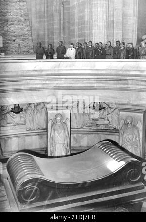 06/22/1940. Der Führer-Kanzler kommt nach der Unterzeichnung des Waffenstillstands mit Frankreich in Paris an. Einer seiner Besuche, begleitet von seinem Generalstab, war Napoleons Grab in Les Invalides, wo Hitler einige Minuten hielt. Die Fotografien seines flüchtigen Besuchs in Paris (einige Historiker behaupten, dass es tatsächlich zwei davon gab) wurden vom Fotografen des Diktators Heinrich Hoffmann aufgenommen. Quelle: Album / Archivo ABC / Heinrich Hoffmann Stockfoto