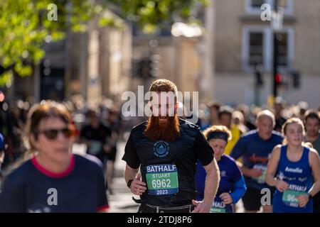 Bath, Großbritannien, 15. Oktober 2023: Läufer nehmen am Bath Half Marathon in der historischen Stadt Somerset Teil Stockfoto