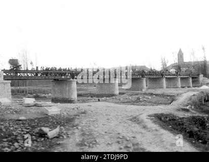 11/19/1910. Albenite – Logroño Prinz Alfonso Pio Metallbrücke, die gerade eröffnet wurde und die erste durch das Straßengesetz der Nachbarschaft gebaut wurde, wurde am 20. November fertiggestellt. Quelle: Album / Archivo ABC / Alberto Muro Stockfoto