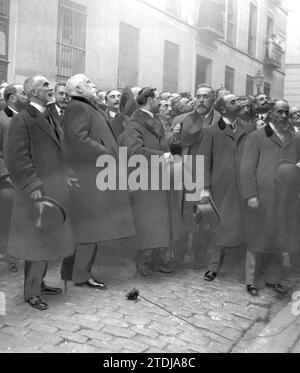 03/24/1908. Madrid. Entdeckungsgrabstein von Espronceda. Die Behörden und Kommissionen mit den Vertretern der Extremadura konzentrieren sich auf die Entdeckung des Grabsteins. Quelle: Album / Archivo ABC / Asenjo Stockfoto