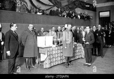 01/31/1923. Barcelona. Die Reise von Infante D. Fernando. HRH (1) überreicht HM the King's Cup an den Gewinner der internationalen Rasen-Tennis-Meisterschaft, M. Cochet (2). Quelle: Album / Archivo ABC / Josep Brangulí Stockfoto