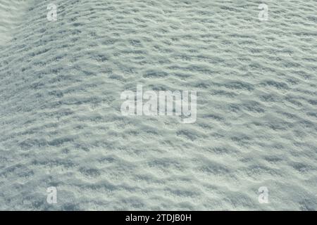 Textur von Frühlingsschnee. Eisschicht. Details der Winternatur. Schneedecke. Stockfoto