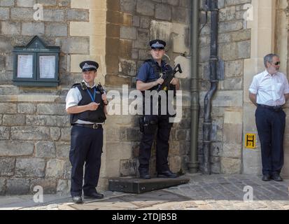 15. juni 2023 bewaffnete Polizei im Sicherheitsdienst um und um die königliche Residenz, Windsor Castle Eingang in Windsor, Berkshire im Süden von EnglandEn Stockfoto