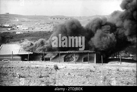 08/01/1913. Schreckliches Feuer in Melilla. Gebäude der „Vacuum Oil“ Company, in der 1000 Kisten Benzin, eine weitere Anzahl Öl und 80 Barrel Mineralöl, deren Wert 70.000 Peseten betrug, von Flammen verbraucht wurden. Quelle: Album / Archivo ABC / Lázaro Stockfoto