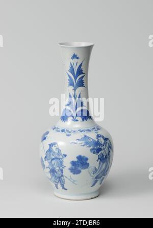 Vase, anonym, ca. 1635 - ca. 1650 Flaschenförmige Vase aus Porzellan mit eiförmigem Körper und langem, leicht ausbreitendem Hals. In Unterlagsblau lackiert. Auf dem Bauch vier Krieger in einer Landschaft mit Felsen und Pflanzen. Auf der Schulter ein Band mit Blumenranken. Der Hals mit doppeltem Tulpenmotiv und Glückssymbolen. Der Hals wurde restauriert. Übergangsproporzellan in Blau und weiß. Porzellan. Glasur. Kobalt (Mineral) Malerei / Glasur Flaschenförmige Vase aus Porzellan mit einem eiförmigen Körper und einem langen, leicht ausladenden Hals. In Unterlagsblau lackiert. Auf den Bauch vier Krieger Stockfoto