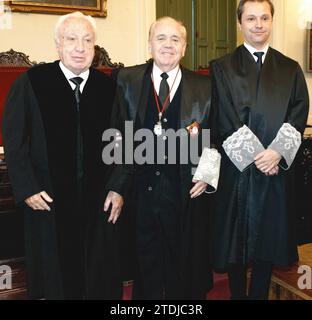 12/14/2006. Madrid 12-15-06: Manuel Jimenez de Parga erhält vom Präsidenten der Anwaltskammer Luis Martí Mingarro ein Diplom und eine Medaille, die sich fünfzig Jahre lang der Rechtspraxis widmet. Foto: Sigefredo. Archdc. Quelle: Album / Archivo ABC / Sigefredo Camarero Stockfoto