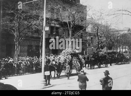 04/15/1929. Der Trauerzug, bei dem die sterblichen Überreste von Torcuato Luca de Tena Alvarez-Ossorio, der am 15. April 1929 starb, transportiert wurden, verläuft vor dem alten schwarz-weißen und ABC-Gebäude in Madrid. Quelle: Album/Archivo ABC Stockfoto