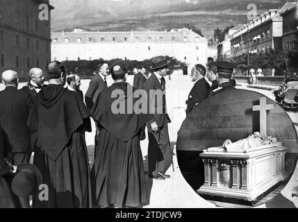 08/31/1915. Die Überreste der Prinzessin von Asturien. Der König (X.) bei der Ankunft im Kloster El Escorial, um vor dem letzten Begräbnis seiner unglücklichen Schwester Doña María de las Mercedes zu beten. In Círculo, das Grab der Prinzessin im kleinkindpantheon. Quelle: Album / Archivo ABC / José Zegri Stockfoto