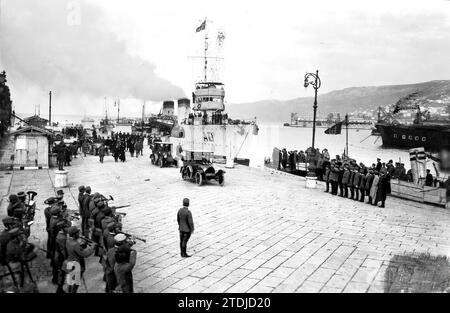 11/30/1918. Im Zurückeroberten Italien. Ankunft von König Victor Manuel in Triest im Zentrum, dem Torpedojäger „Audace“, in dem der Monarch die Reise unternahm. (Foto Hugelmann). Quelle: Album / Archivo ABC / Louis Hugelmann Stockfoto