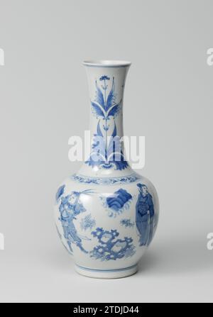 Vase, anonym, ca. 1635 - ca. 1650 Flaschenförmige Vase aus Porzellan mit eiförmigem Körper und langem, leicht ausbreitendem Hals. In Unterlagsblau lackiert. Auf dem Bauch zwei Krieger und zwei Gelehrte in einer Landschaft mit Bergen, Felsen und Pflanzen. Auf der Schulter ein Band mit Blumenranken. Der Hals mit doppeltem Tulpenmotiv und Glückssymbolen. Übergangsproporzellan in Blau und weiß. Porzellan. Glasur. Kobalt (Mineral) Malerei / Glasur Flaschenförmige Vase aus Porzellan mit einem eiförmigen Körper und einem langen, leicht ausladenden Hals. In Unterlagsblau lackiert. Auf den Bauch zwei Krieger Stockfoto