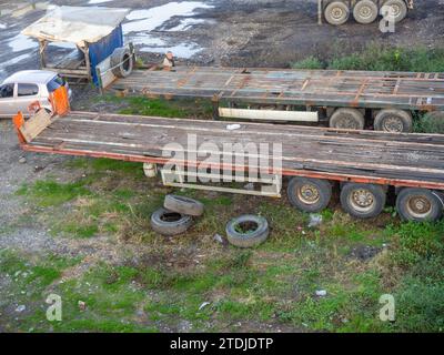 Alte LKW-Wagen. Verlassener Transport. Alte Anhänger ohne Dach Stockfoto