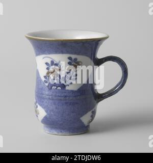 Glockenförmiger Becher mit puderblauen und fächerförmigen Paneelen, anonym, ca. 1700 - ca. 1724 Klock-förmiger Kopf mit C-förmigem Porzellanohr, in Unterlaze blau und rot lackiert. Die Wand ist mit blauem Poudré (pulverblau) bedeckt, mit gesparten fächerförmigen Feldern gefüllt mit Blumenzweigen; an der Wand ein Doppelreifen im Relief; der Rand ist braun. Chip in der Kante. Blau mit kupferrot unterglasieren. Porzellan. Glasur. Kobalt-(Mineral-)Malerei / Glasur Klock-förmiger Kopf mit C-förmigem Porzellan-Ohr, in Unterlaze blau und rot bemalt. Die Wand ist mit blauem Poudré (pulverblau) mit Saved bedeckt Stockfoto