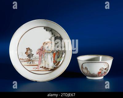 Glockenförmige Tasse und Untertasse mit europäischen Figuren in einer Landschaft, anonym, um 1740 - um 1760 glockenförmiger Kopf und Schüssel aus Porzellan, auf der Glasur in blau, rot, rosa, gelb, braun, schwarz und Gold. Auf der Ebene der Schüssel ein bewaffneter Mann und eine Frau in einer Landschaft mit Bergen und Bäumen; Eine dritte Person dahinter; im Hintergrund ein Hirte mit drei Schafen. Der Kopf mit der gleichen Dekoration in einem Medaillon, in einem zweiten Medaillon eine europäische Frau mit einem Kind auf einem Stuhl mit einem Schloss im Hintergrund. Einige Chips am Rand der Schale; Ein Chip am Rand des Kopfes. Europäisches pe Stockfoto