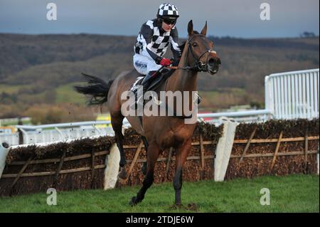 Rennen am Cheltenham Tag 2 des Christmas Meet Race 6 die Albert-Bartlett-Neulinge-Hürde Monbari, geritten von Tom Bellamy, springt den letzten Bild Stockfoto