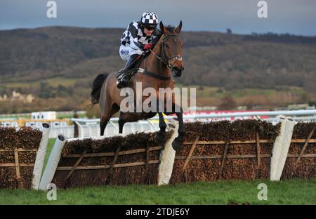 Rennen am Cheltenham Tag 2 des Christmas Meet Race 6 die Albert-Bartlett-Neulinge-Hürde Monbari, geritten von Tom Bellamy, springt den letzten Bild Stockfoto