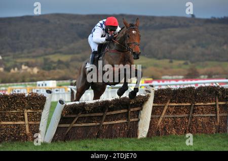 Am 2. Tag des Christmas Meet Race 6 in Cheltenham springt der Albert Bartlett-Neuling Cadell, der von Derek Fox geritten wurde, den letzten Abbildung b Stockfoto