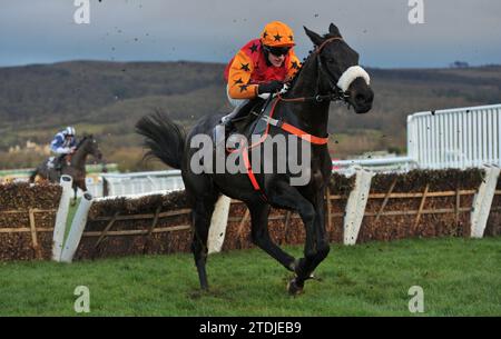 Am 2. Tag des Christmas Meet Race 6 in Cheltenham springt der Albert Bartlett-Neuling Kerryhill, der von Adam Wedge geritten wurde, den letzten Pictu Stockfoto