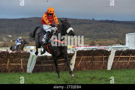 Am 2. Tag des Christmas Meet Race 6 in Cheltenham springt der Albert Bartlett-Neuling Kerryhill, der von Adam Wedge geritten wurde, den letzten Pictu Stockfoto