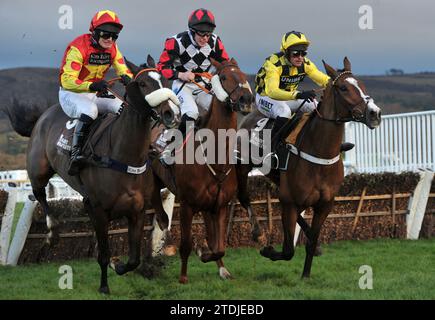 Rennen am 2. Tag des Christmas Meet Race 6 in Cheltenham: Die Albert-Bartlett-Neulinge-Hürde L2R Destroytheevidence, geritten von David Bass, Moon D'ora Stockfoto