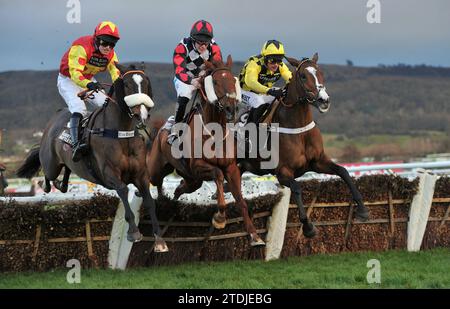 Rennen am 2. Tag des Christmas Meet Race 6 in Cheltenham: Die Albert-Bartlett-Neulinge-Hürde L2R Destroytheevidence, geritten von David Bass, Moon D'ora Stockfoto